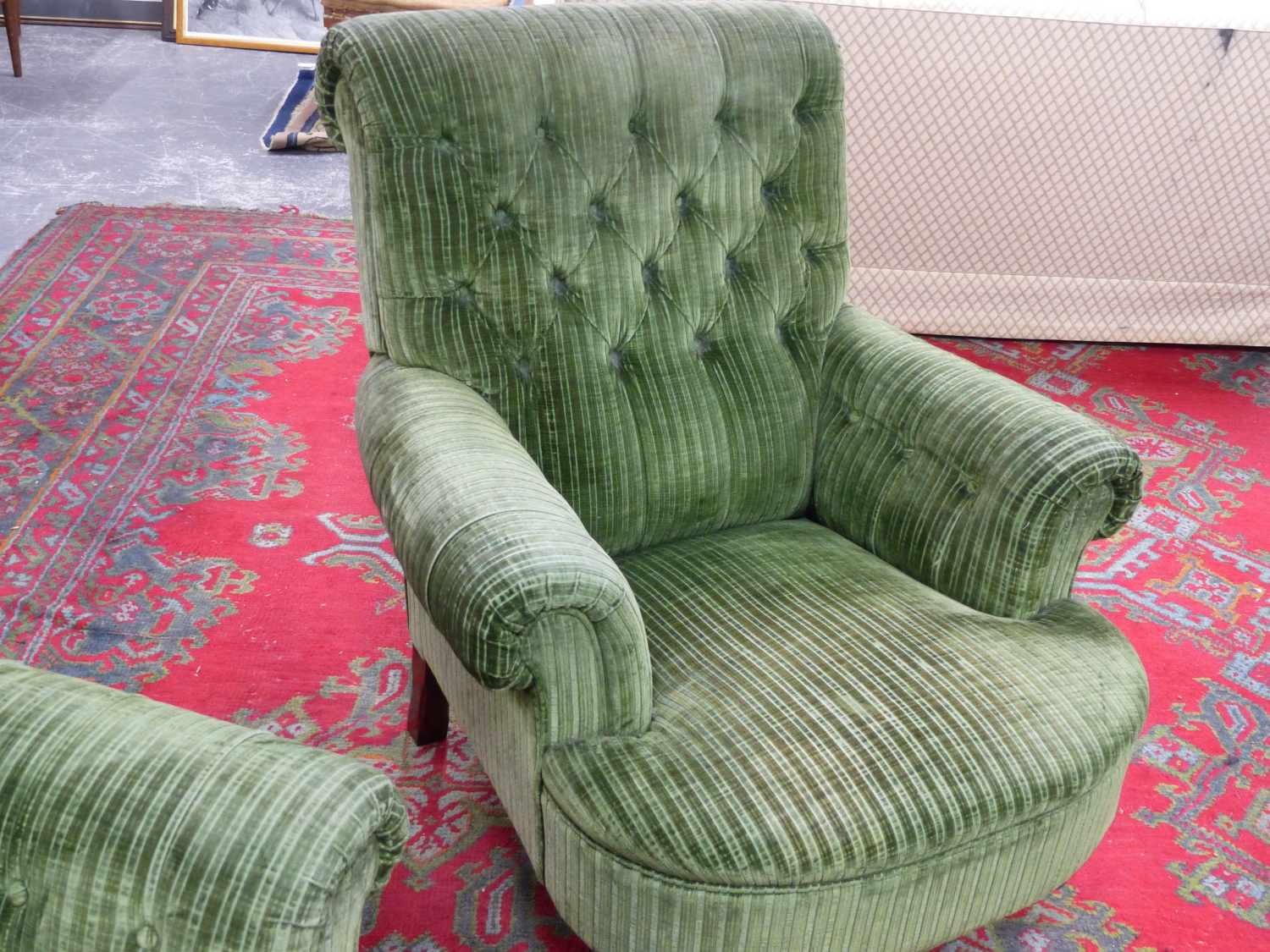 A PAIR OF GEORGE SMITH HOWARD STYLE BUTON BACK CLUB ARMCHAIRS IN GREEN VELVET UPHOLSTERY ON TURNED - Image 6 of 11