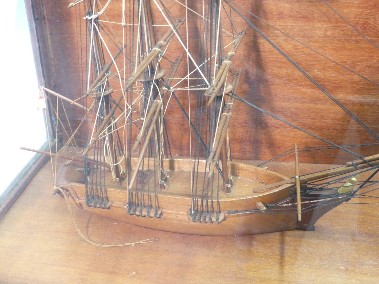 A MAHOGANY SCALE MODEL OF A THREE MASTED SHIP FLYING THE ROYAL NAVY WHITE ENSIGN AT ITS STERN AND IN - Bild 4 aus 12