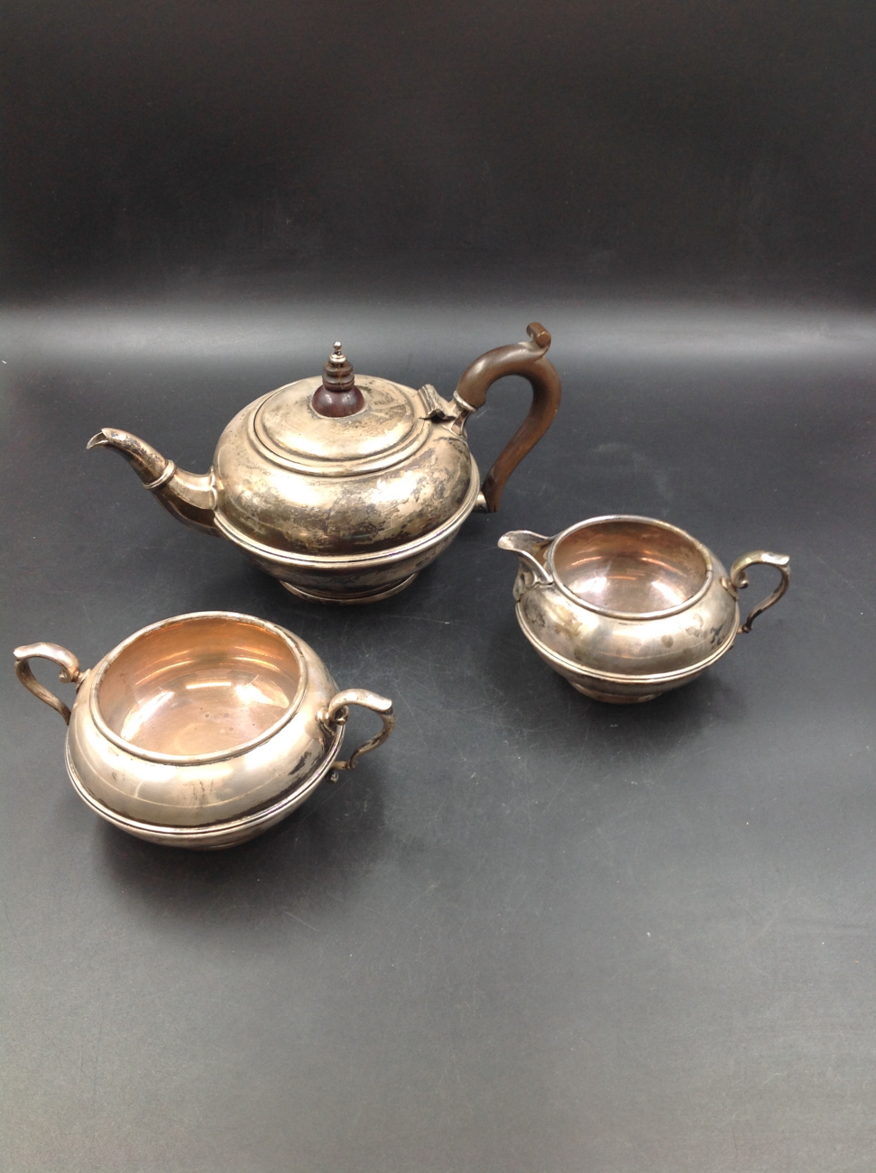 AN EDWARDIAN SILVER HALLMARKED THREE PART TEA SET COMPRISING OF TEA POT, SUGAR BOWL AND CREAMER. - Image 2 of 15