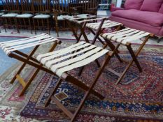 A VICTORIAN MAHOGANY BUTLER'S TRAY STAND TOGETHER WITH FOUR MODERN FOLDING TRAYS OR LUGGAGE