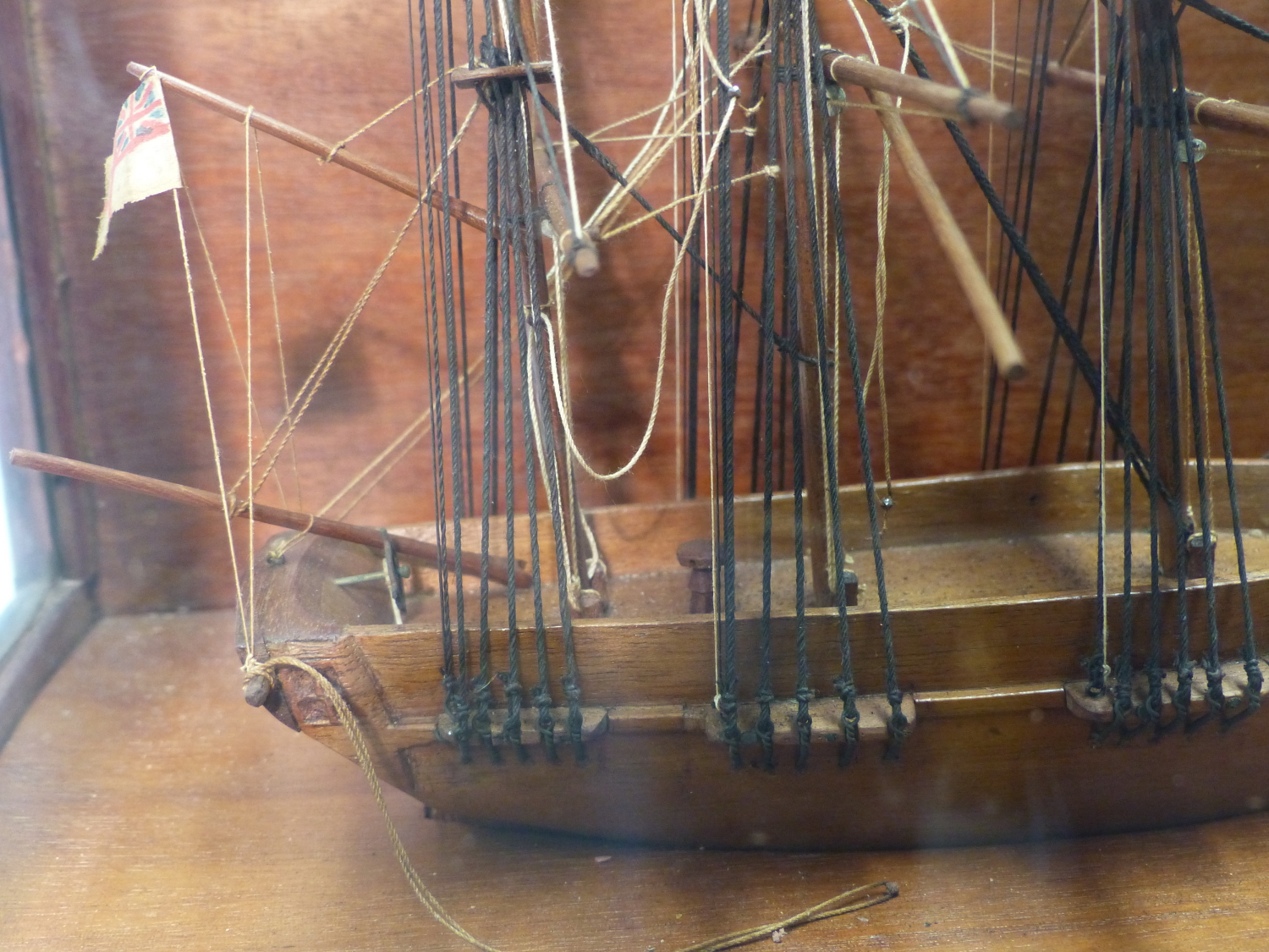 A MAHOGANY SCALE MODEL OF A THREE MASTED SHIP FLYING THE ROYAL NAVY WHITE ENSIGN AT ITS STERN AND IN - Bild 6 aus 12