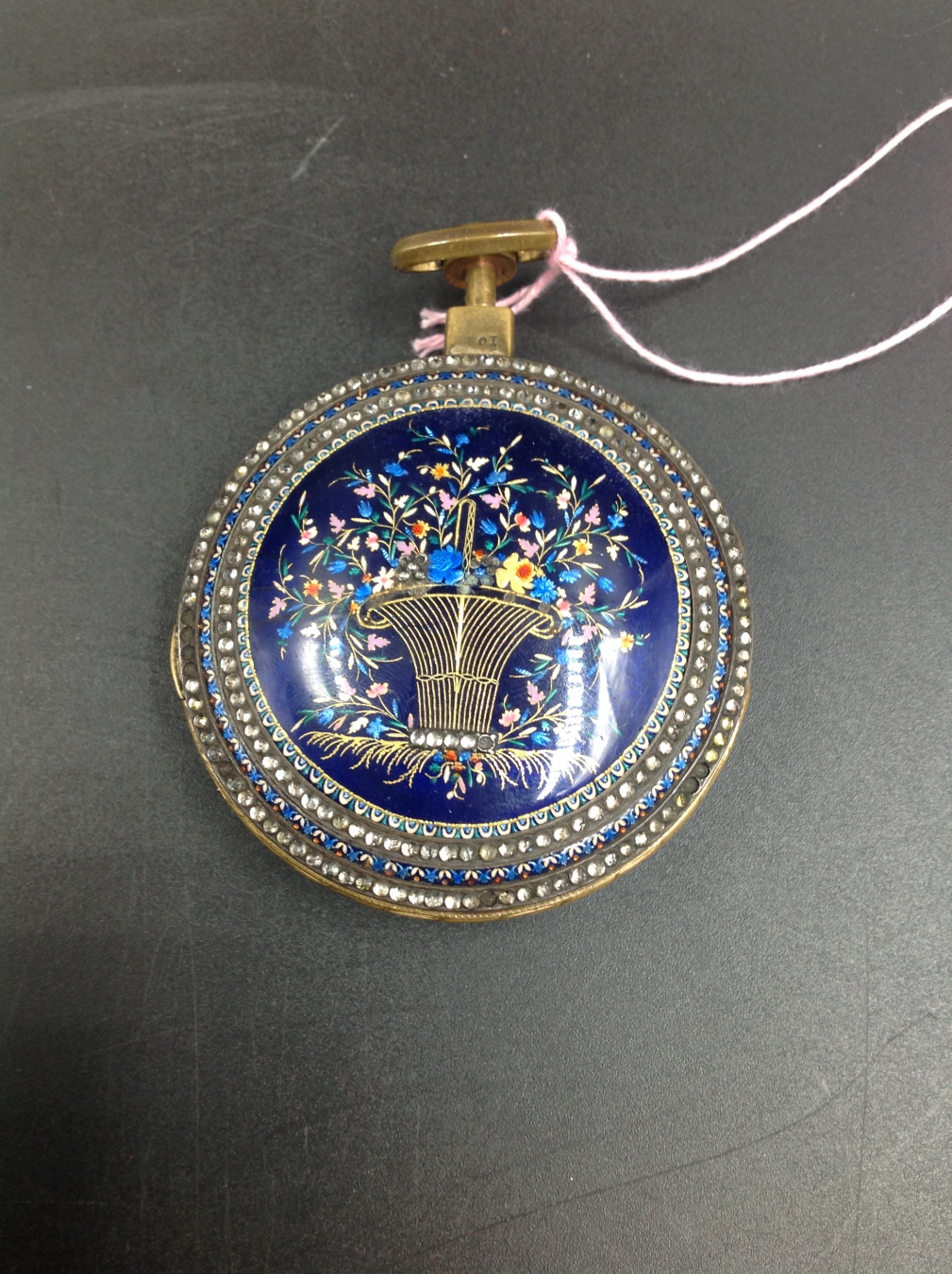 A GOOD LATE 18th/EARLY 19th.C. POCKET WATCH. UNSIGNED SINGLE FUSEE MOVEMENT. DOMED ENAMEL DIAL,