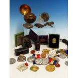 A GROUP OF BIJOUTERIE TO INCLUDE, 2 SILVER VESTA CASES, A LIDDED SILVER PILL BOX, CRICKET BALL