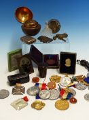 A GROUP OF BIJOUTERIE TO INCLUDE, 2 SILVER VESTA CASES, A LIDDED SILVER PILL BOX, CRICKET BALL