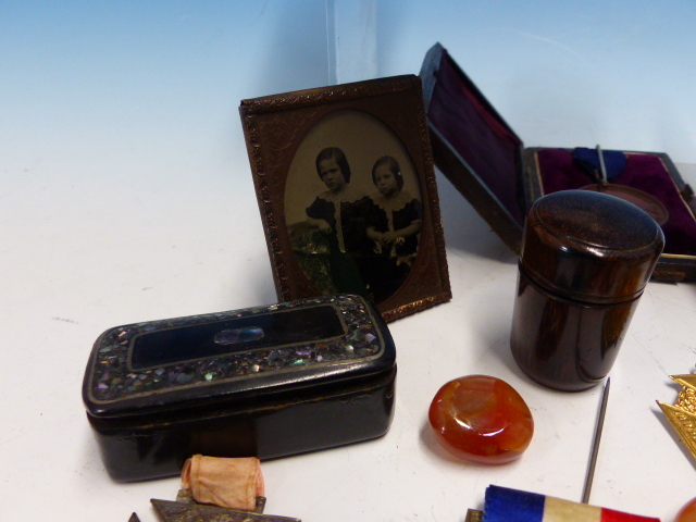 A GROUP OF BIJOUTERIE TO INCLUDE, 2 SILVER VESTA CASES, A LIDDED SILVER PILL BOX, CRICKET BALL - Image 6 of 9