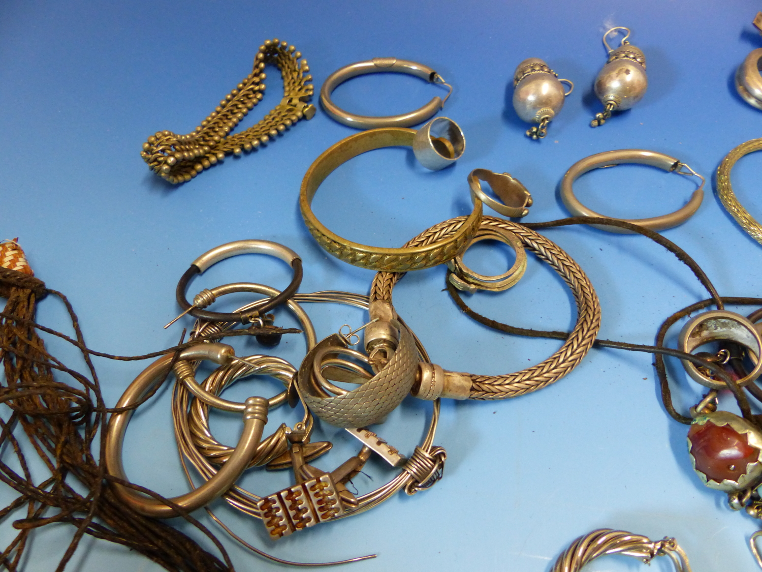 A COLLECTION OF WHITE METAL AND BEADED ETHNIC STYLE JEWELLERY TO INCLUDE BANGLES, EARRINGS, ETC. - Image 14 of 18
