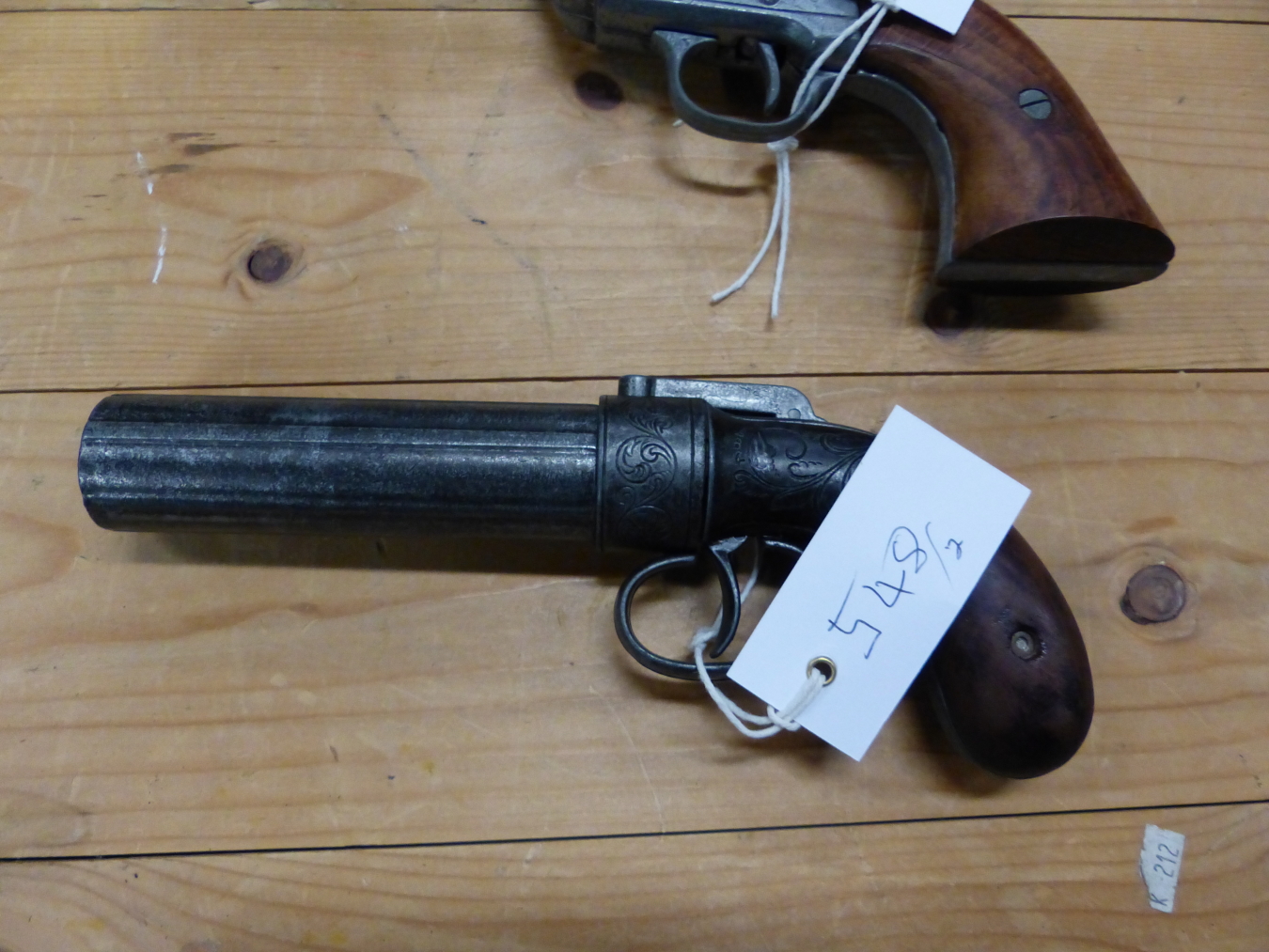 TWO REPRODUCTION SIX GUN PISTOLS, THE PERCUSSION CAP EXAMPLED WITH REVOLVING BARREL. W 22cms. THE - Bild 9 aus 9