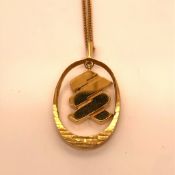 AN 18ct GOLD ARTICULATED PENDANT SUSPENDED ON AN 18ct GOLD 60cm CURB WITH ADDED SAFETY CHAIN.