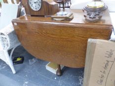 AN OAK GATELEG TABLE.