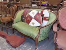 A VICTORIAN SHOW FRAME SALON SETTEE.