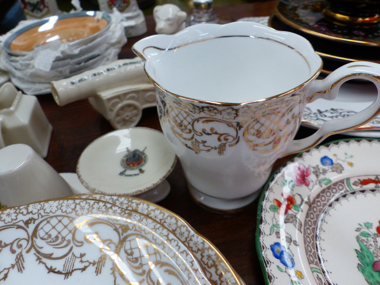 A QTY OF CRESTEDWARE AND DECORATIVE CHINA. - Image 9 of 13