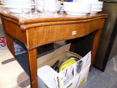 A GEORGIAN SERPENTINE FOLD OVER CARD TABLE.