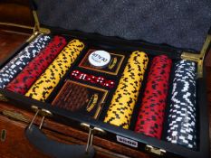 A BOXED SET OF SOUTHERN COMFORT POKER CHIPS.