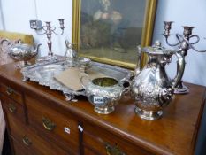 A QTY OF SILVER PLATEDWARES, A HALLMARKED TEA STRAINER AND STAND AND A SMALL HALLMARKED DISH.