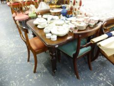 A SMALL VICTORIAN MAHOGANY EXTENDING DINING TABLE.