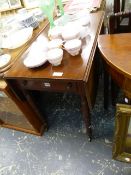 AN EARLY VICTORIAN MAHOGANY PEMBROKE TABLE.