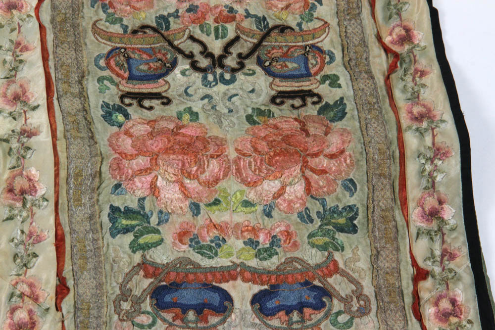 Two Chinese silk embroidered items, including an embroidered purse, 10" x 4", and an embroidered - Image 2 of 5