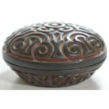 The circular domed cover carved with a central stylized flowerhead, surrounded by five?áruyi?áheads,