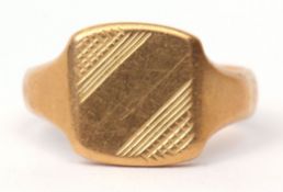 22ct gold gent's signet ring, the shaped rectangular panel part chased engraved with a geometric