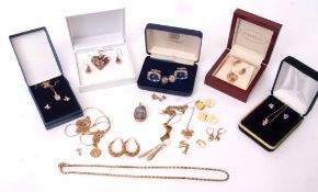 Mixed Lot: costume jewellery to include cased pair of cuff links, three cased pendant and