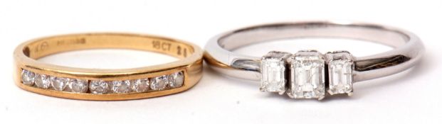 Mixed Lot: precious metal 3-stone diamond ring, featuring three graduated baguette diamonds, stamped