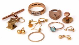 Mixed Lot: small quantity of yellow metal jewellery to include two 9ct dress rings, 9ct T-bar, 14K