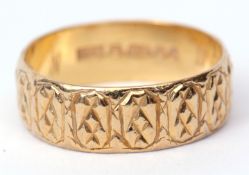 High grade yellow metal wedding ring, having a continuous textured geometric design, stamped 916,