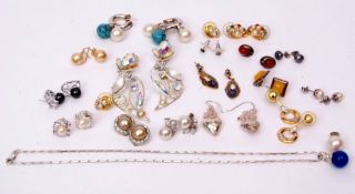Mixed Lot: quantity of costume jewellery to include earrings