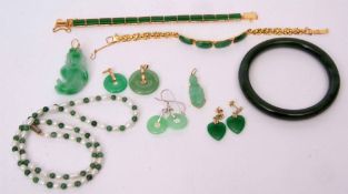 Collection of modern jadeite jewellery to include pendant, bracelet, yellow metal mounted heart