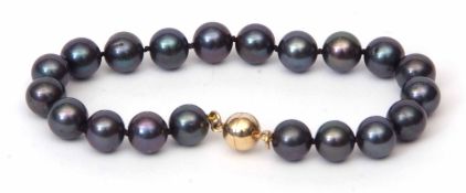 Modern black freshwater pearl bracelet, design of 20 uniform beads, 8mm diam to a magnetic clasp