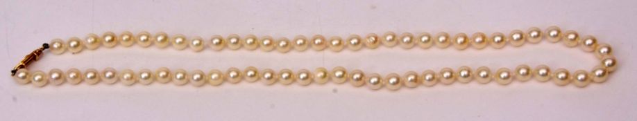 Cased single row of cultured pearl necklace of uniform size (5mm) to a 375 stamped clasp, 200mm long