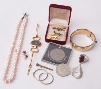 Mixed Lot: rolled gold hinged bracelet, a Silver Jubilee coin, a Gucci ladies wrist watch, brooches,