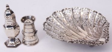 Mixed Lot: small shell-shaped dish with pierced and embossed body together with two small casters,