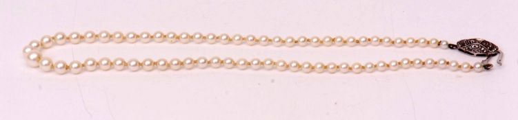 Vintage cultured pearl necklace, a single row of graduated beads, 6mm-3mm to a white metal and