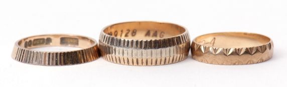 Mixed Lot: three 9ct gold wedding rings, each with chased and engraved decoration, hallmarked London
