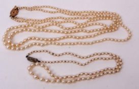 Mixed Lot: double row of cultured pearls of graduated size to an oval 14K stamped clasp, 360mm long,