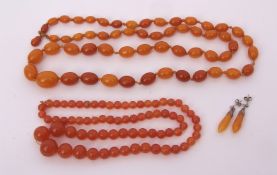 Mixed Lot: vintage Bakelite bead necklace, graduated glass bead necklace, small pair of amber drop