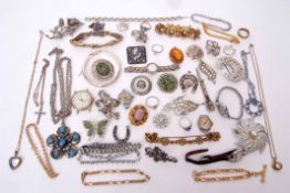 Mixed Lot: costume jewellery to include brooches, bracelets, necklaces etc