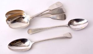 Mixed Lot: four Victorian Fiddle pattern tea spoons, together with two further Old English pattern