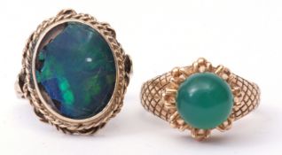 Mixed Lot: yellow metal and chrysoprase ring, the green chalcedony circular cabochon bead and claw