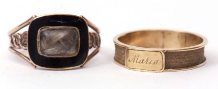 Mixed Lot: Georgian gold and black memorial ring, having glazed panel of plaited hair within a black