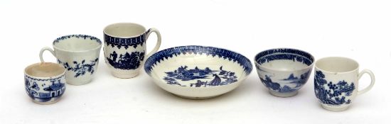 Group of 18th century English blue and white wares comprising a Worcester feather moulded cup