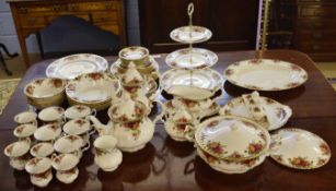Extensive Royal Albert tea and dinner service in the 'Old Country Roses' pattern