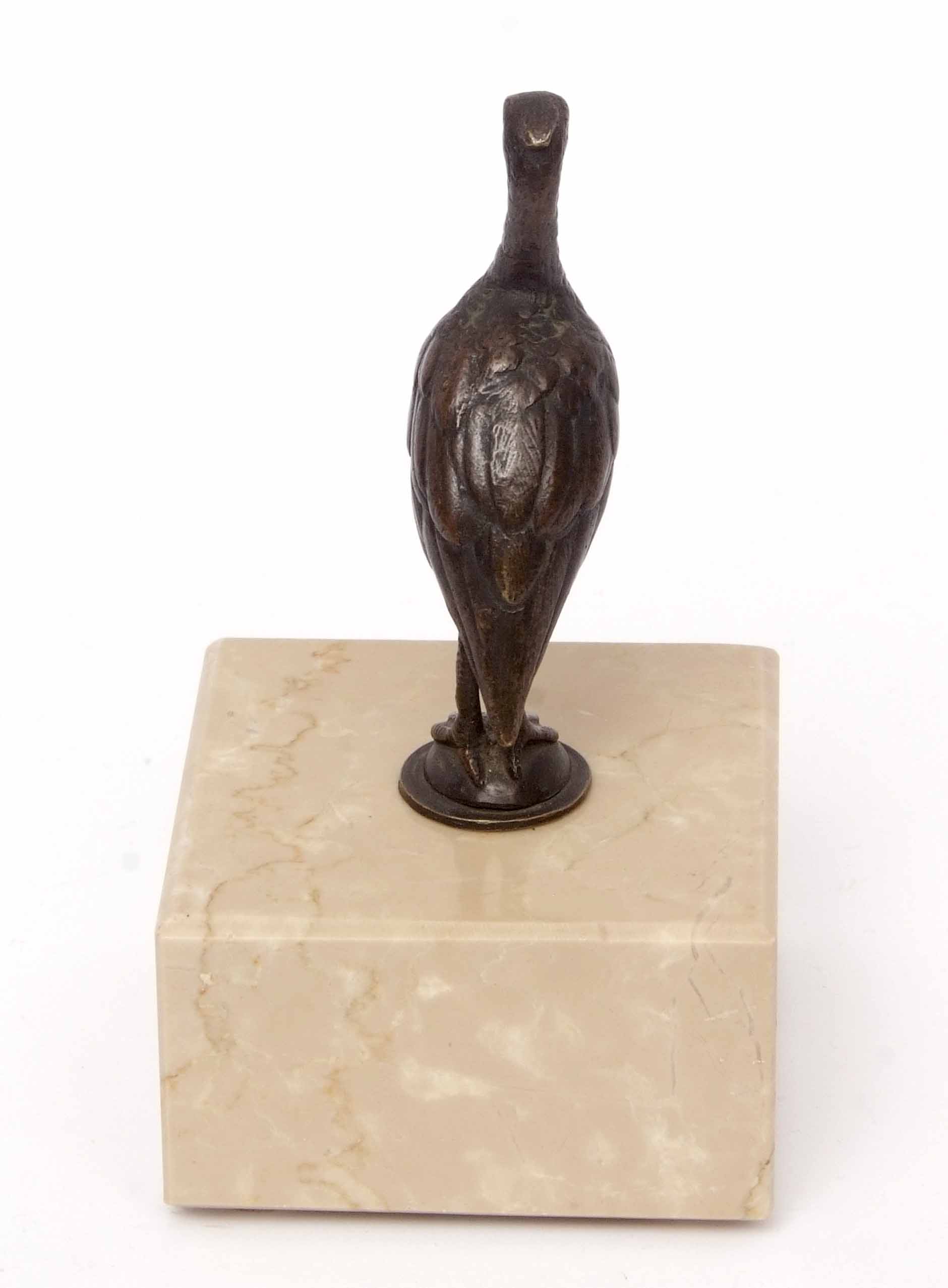 Small unsigned bronze study of a standing crane on a faux marbled base, 11cm high - Image 3 of 4