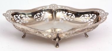 George V table basket of shaped oval form with pierced rim and gallery to a polished field and