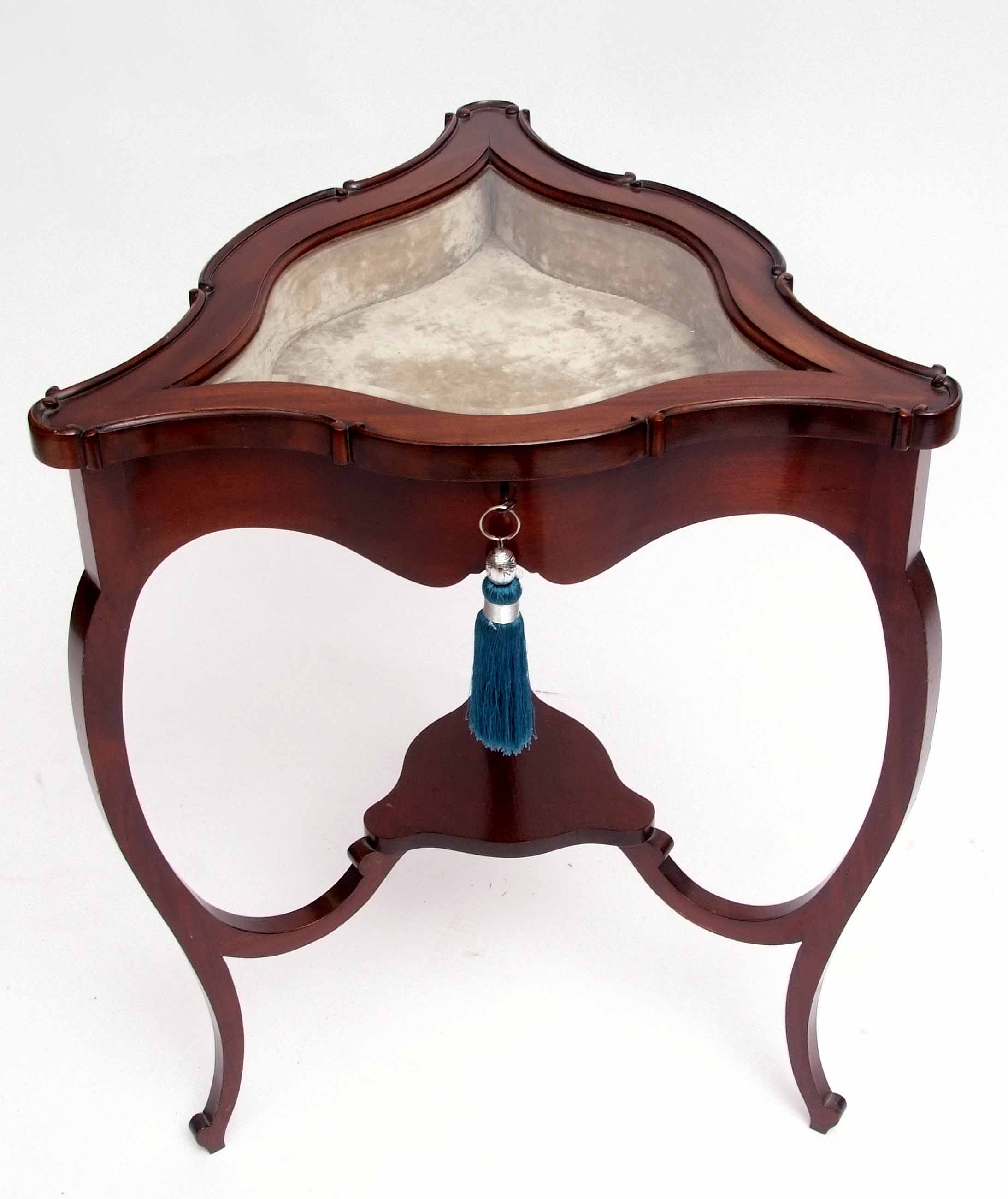 Mahogany bijouterie table of shaped triangular form, the lifting lid with central bevelled glass - Image 3 of 5
