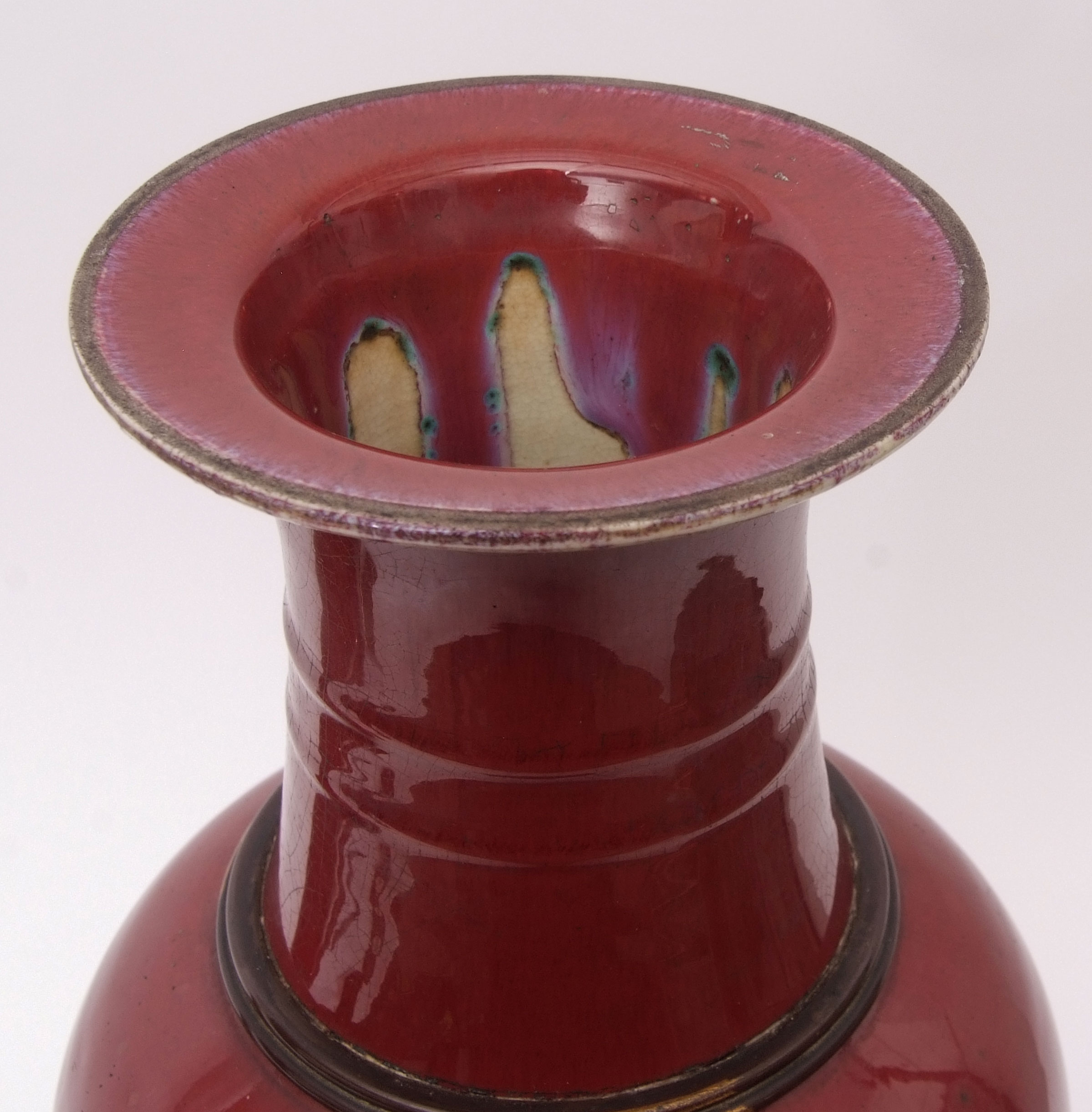 Chinese Sang de boeuf flambe glazed baluster vase with parcel gilt bronze lamp mounts, 49 1/2 cm - Image 5 of 7