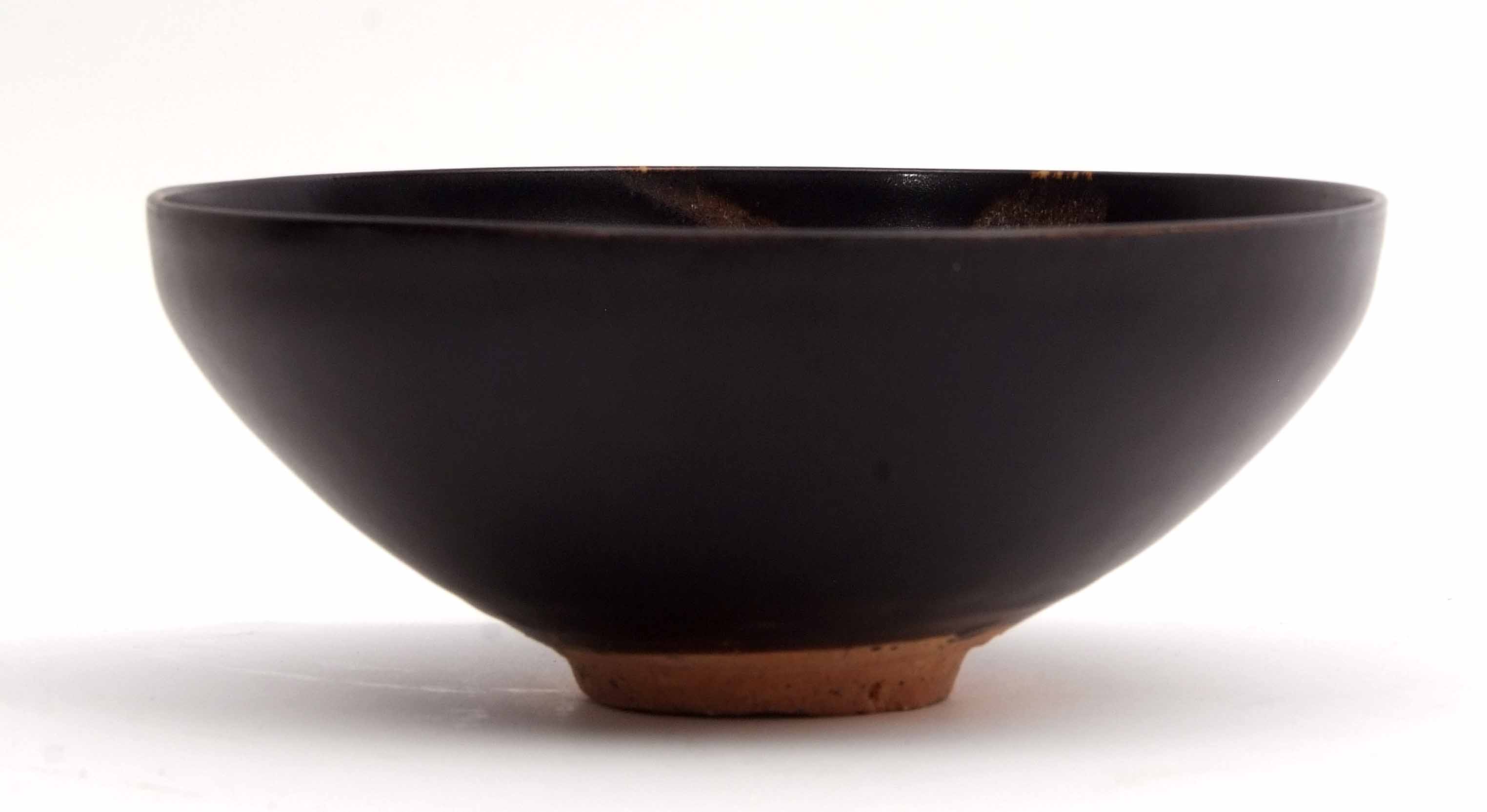 Unusual Chinese Studio Pottery bowl, black glazed with splashed silver type decoration, 15cm diam - Image 3 of 3