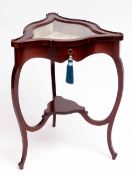 Mahogany bijouterie table of shaped triangular form, the lifting lid with central bevelled glass