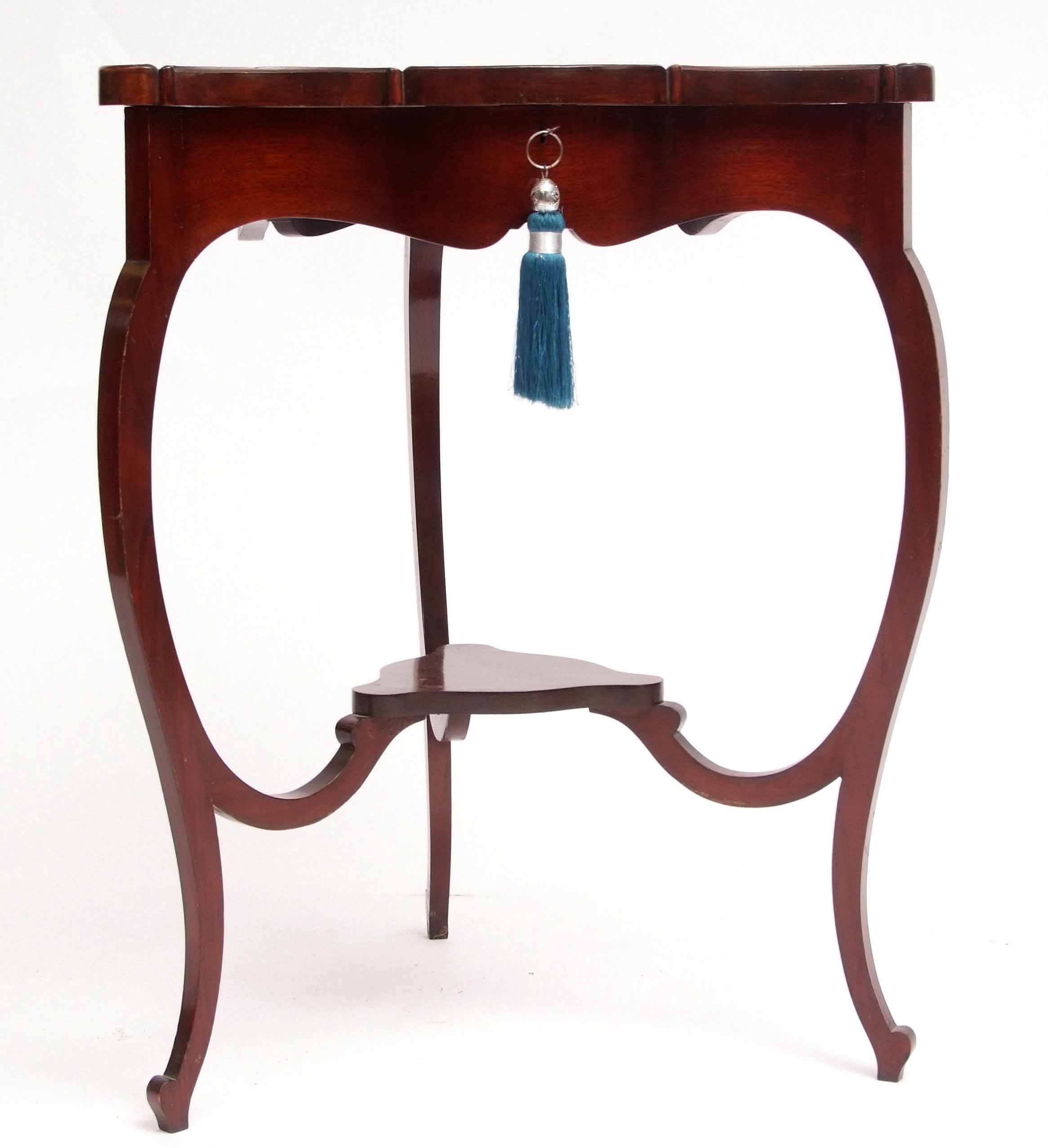 Mahogany bijouterie table of shaped triangular form, the lifting lid with central bevelled glass - Image 2 of 5